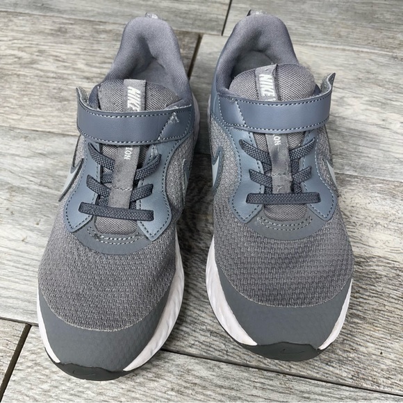 NIKE REVOLUTION  2Y  (GREY/PLATINUM GREY) - Picture 4 of 7